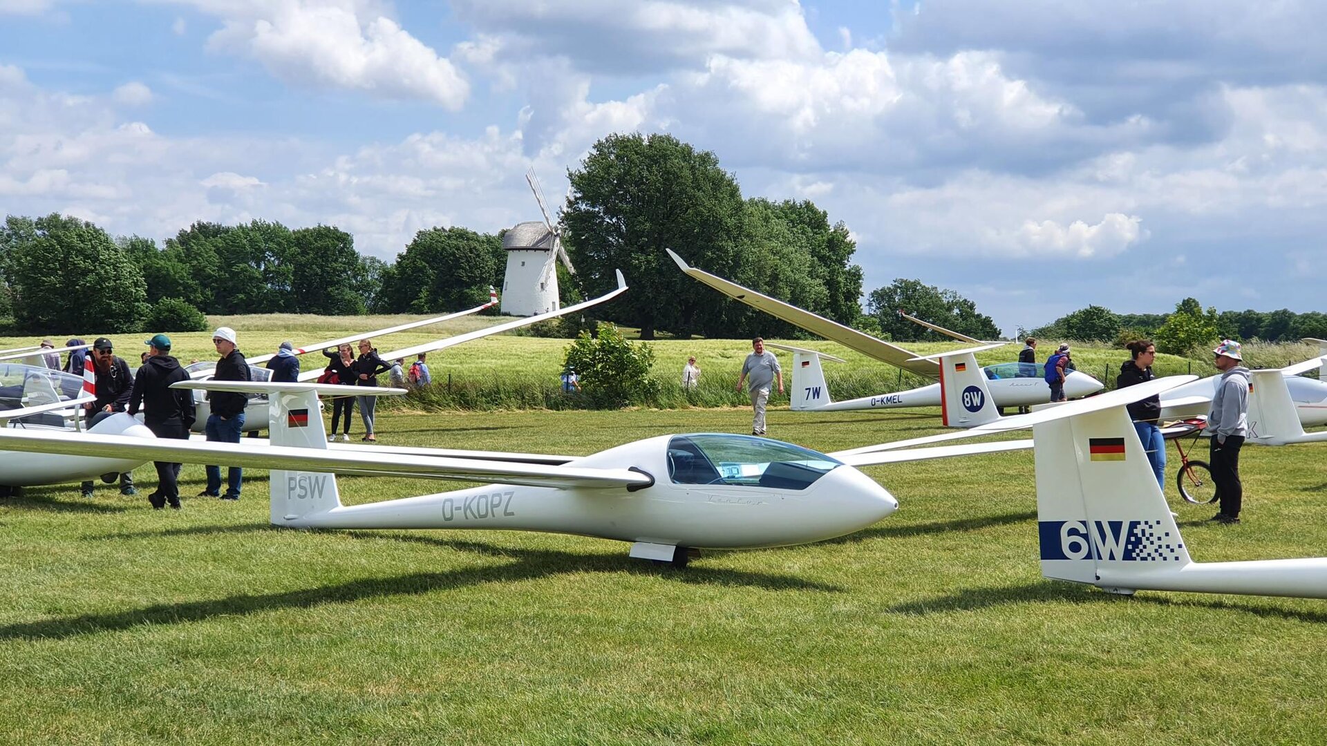 Wettbewerbsatmosphäre am Flugplatz